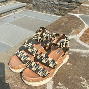 Size 7 Steve Madden Black & Tan woven espadrilles